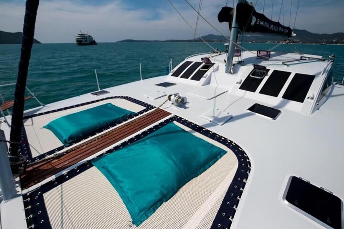 un vaixell blanc amb una piscina a l'aigua