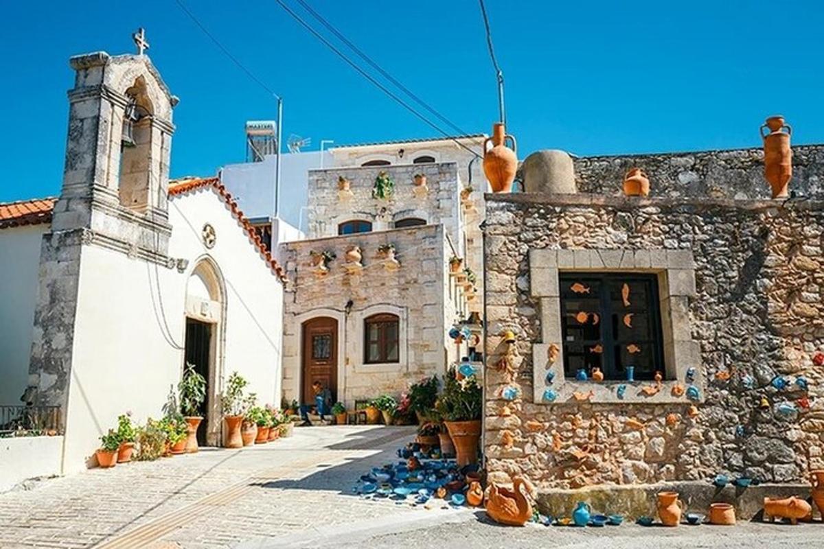 ένα πέτρινο κτίριο με εκκλησία με γλάστρες με φυτά