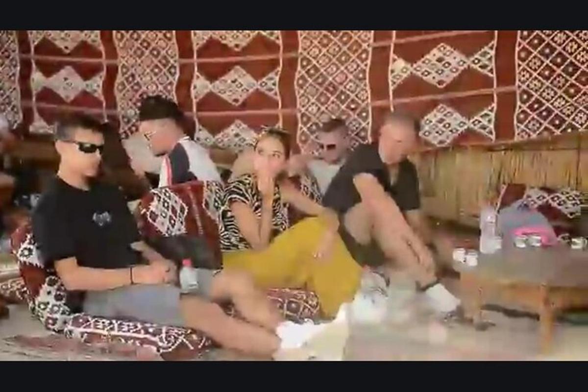skupina lidí sedících na gauči
