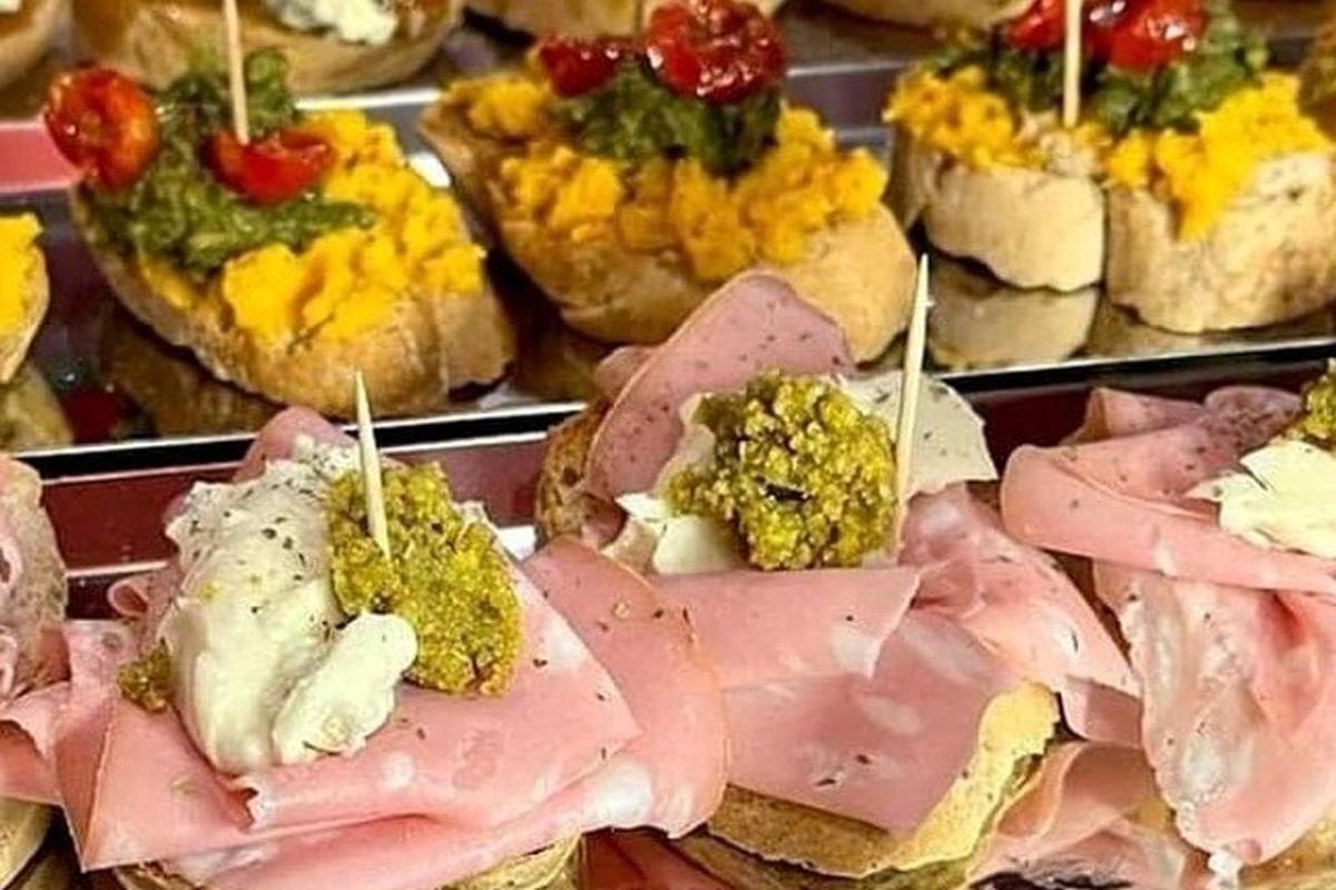 sekumpulan sandwic dengan ham dan makanan lain