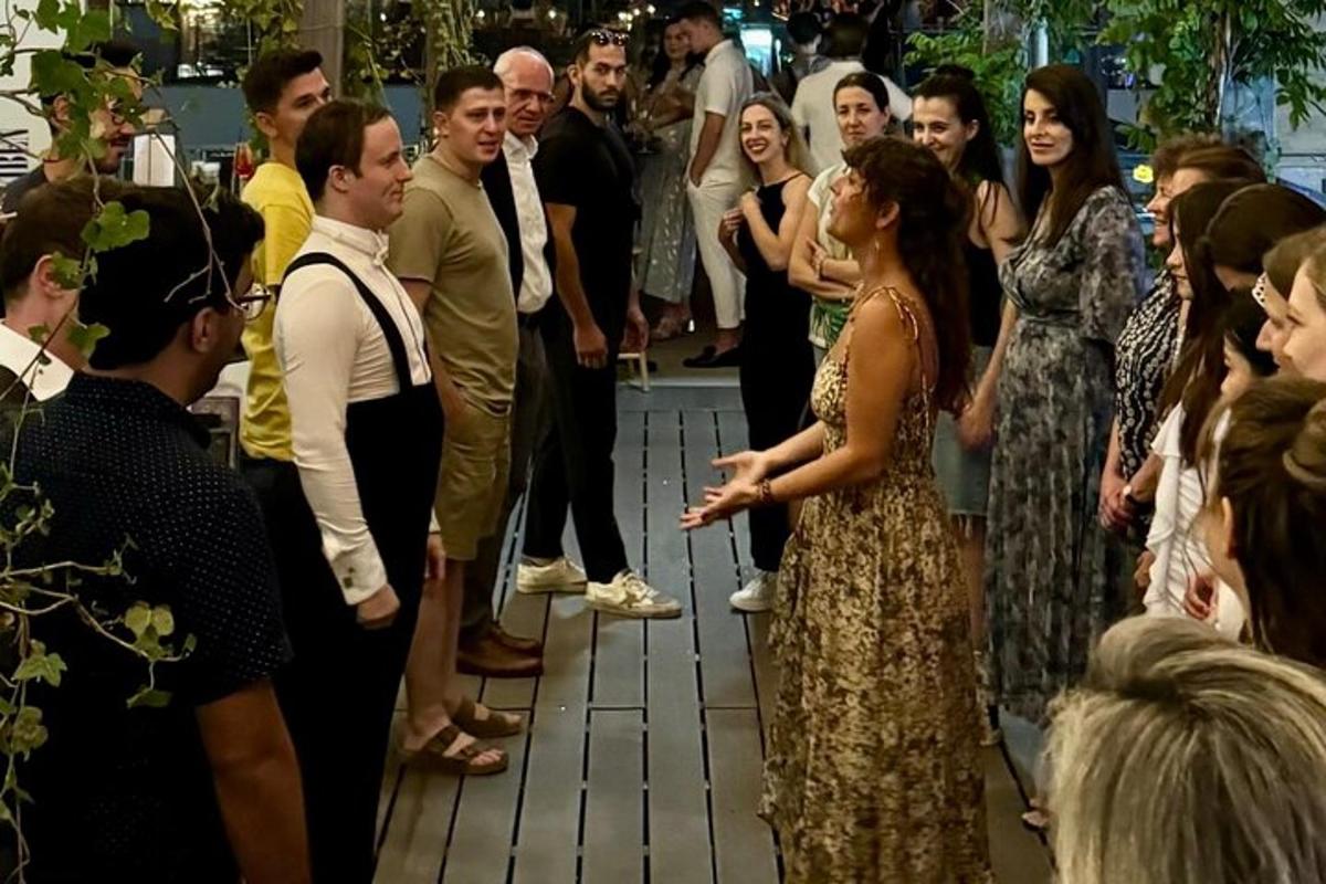 una donna in abito che parla a una folla di persone