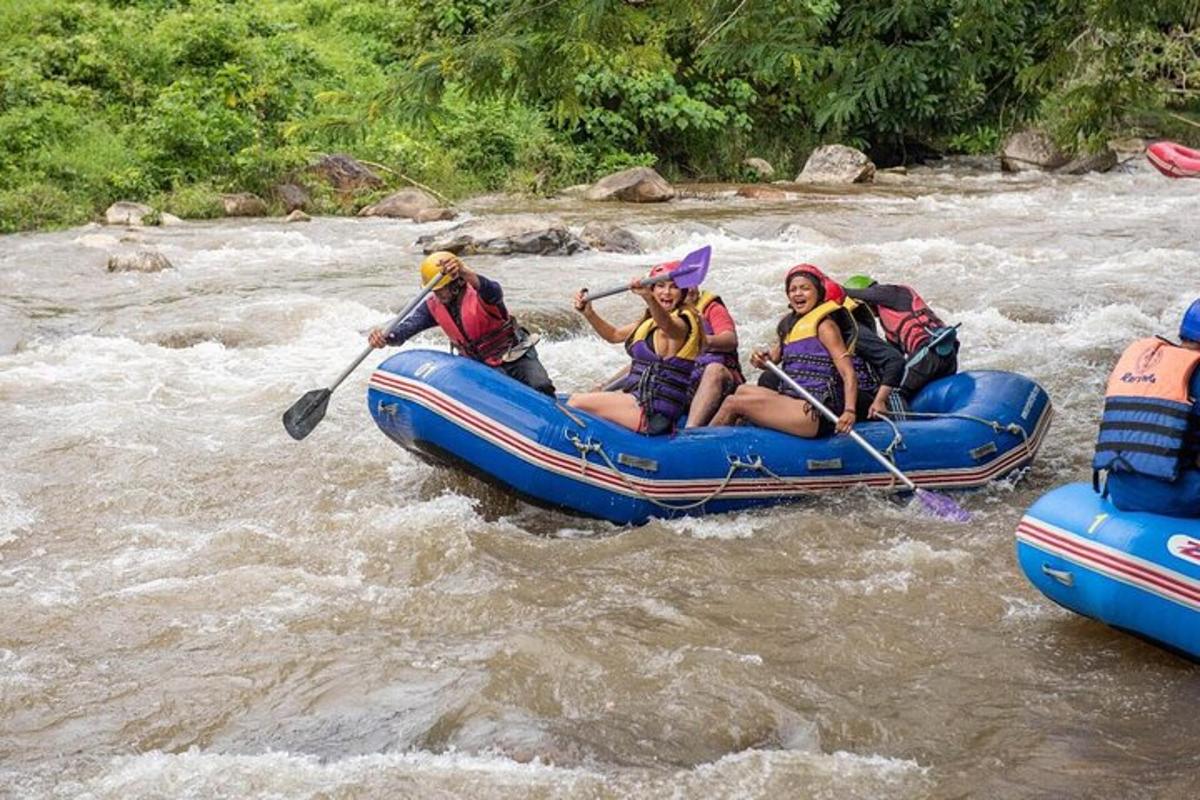 sekumpulan manusia dalam rakit di sungai
