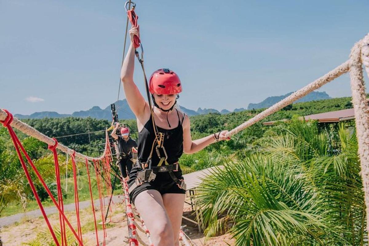 una donna su una teleferica nella giungla