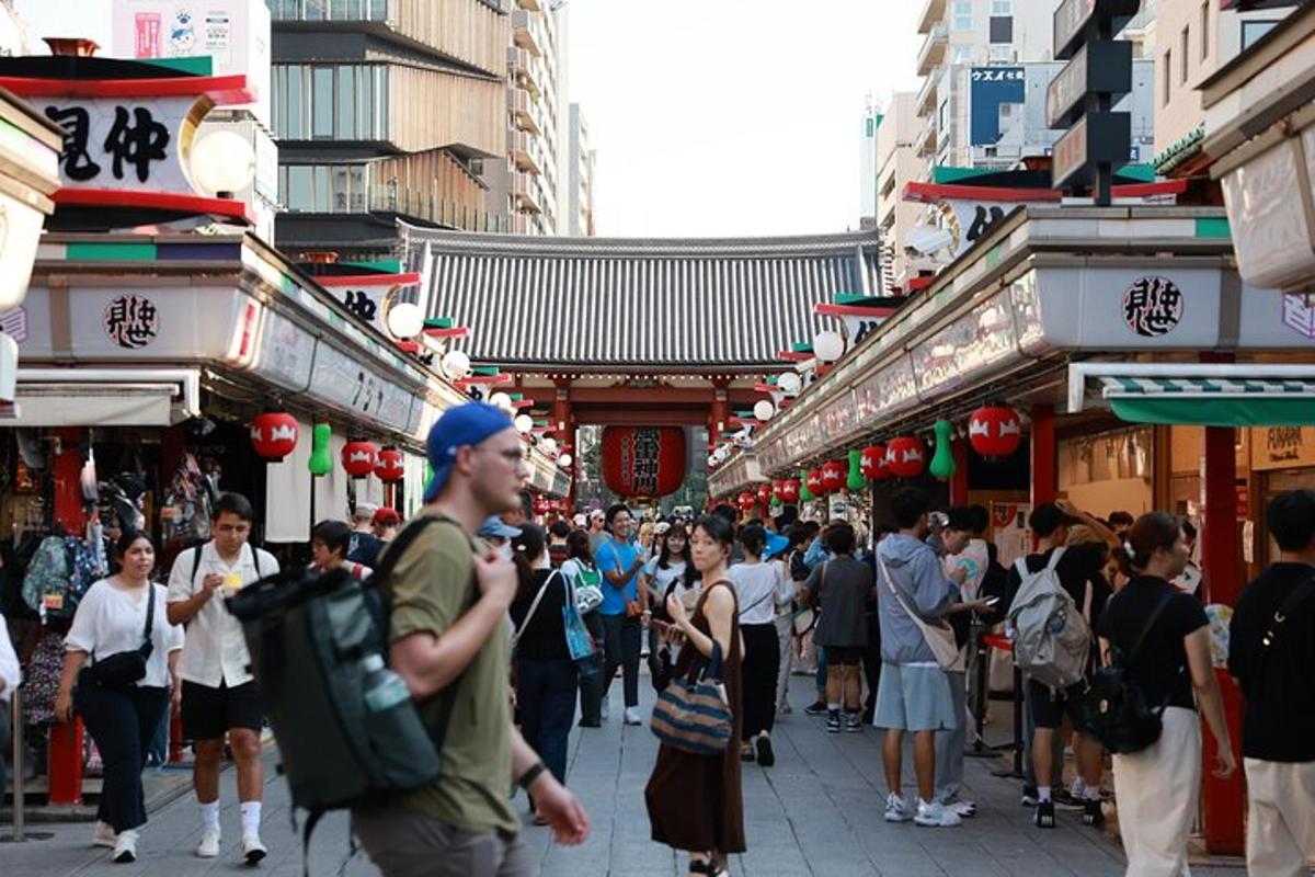 una folla di persone che camminano lungo una strada con edifici