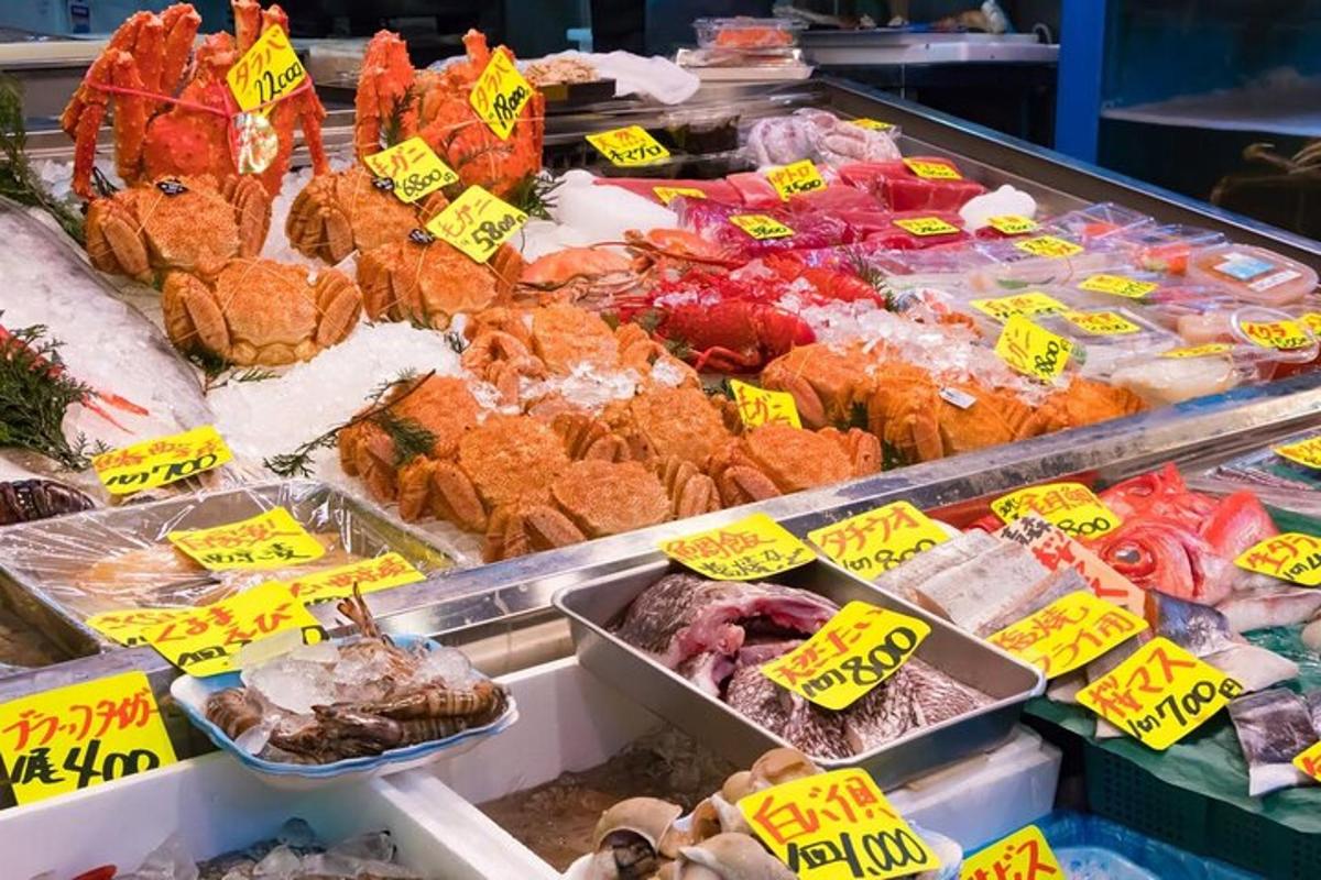 birçok farklı deniz ürününün sergilendiği bir pazar