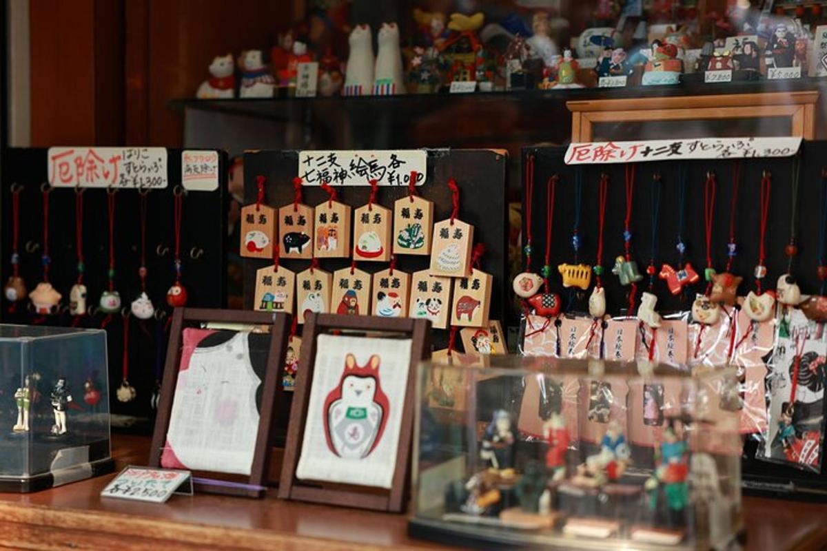 una mostra di addobbi natalizi su un tavolo