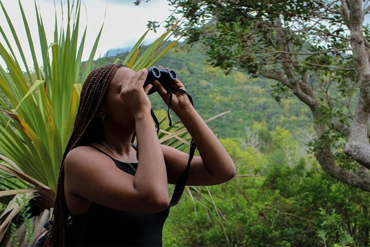 una donna sta scattando una foto con una macchina fotografica
