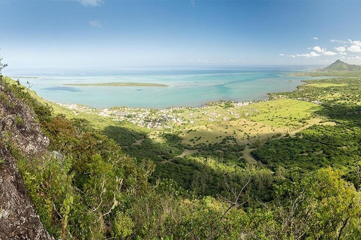 una vista dell'oceano dalla cima di una collina