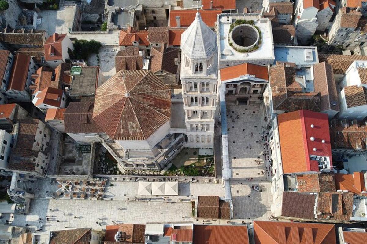 zračni pogled na stavbo s cerkvijo