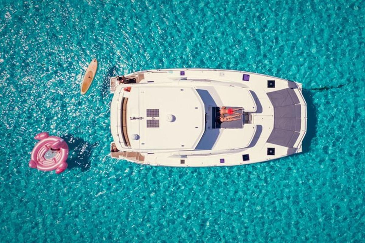 una barca in acqua accanto a un idrante