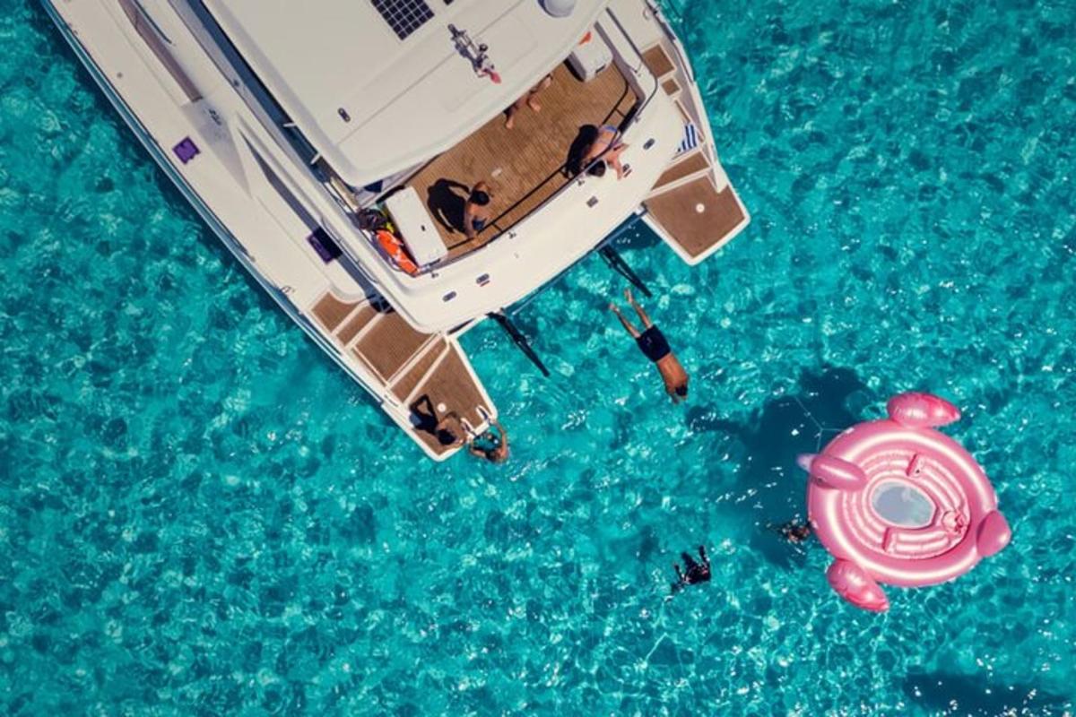 una vista dall'alto di una barca con un idrante rosa