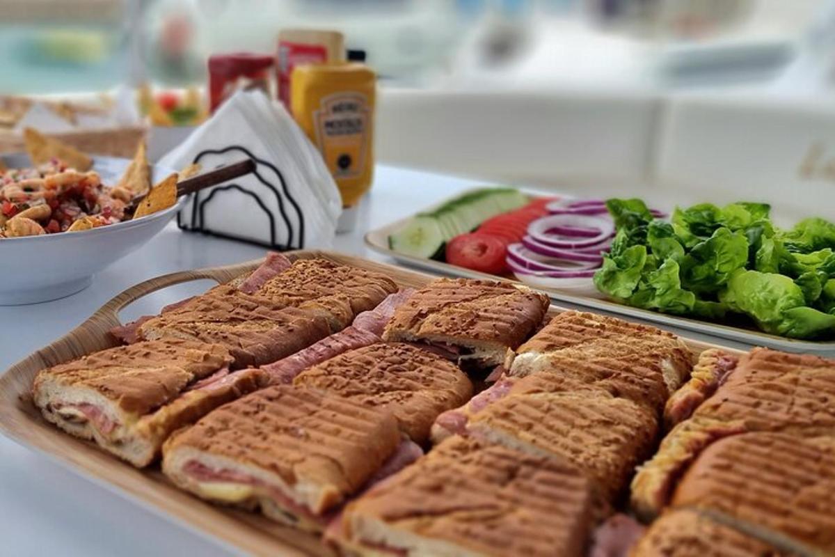 isang buffet na may mga sandwich at gulay sa mesa