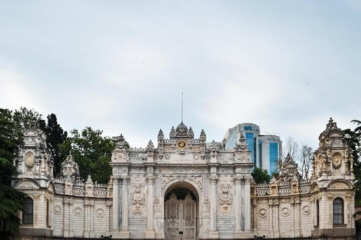 o clădire albă cu o poartă în fața unui oraș