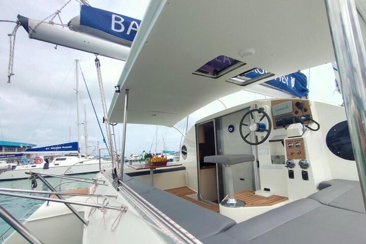 um barco branco na água com uma doca