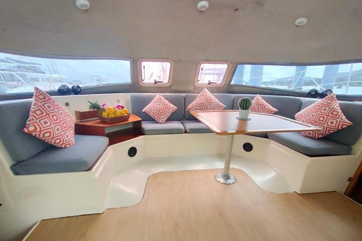 uma sala com uma mesa e almofadas em um barco