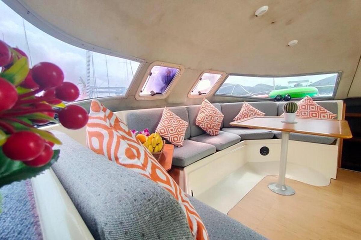 uma sala de estar com um sofá e uma mesa