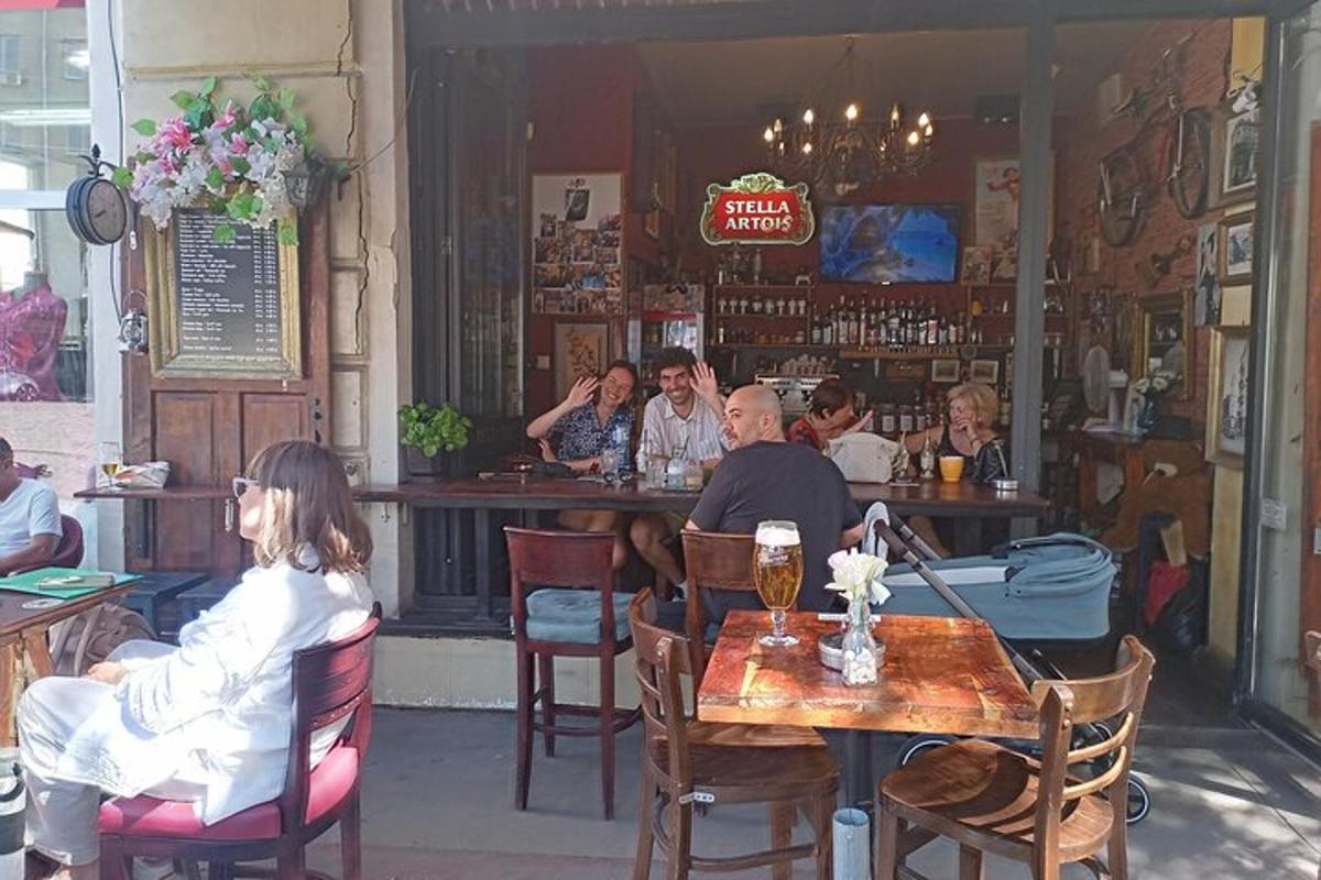 un grupo de personas sentadas en una mesa en un restaurante