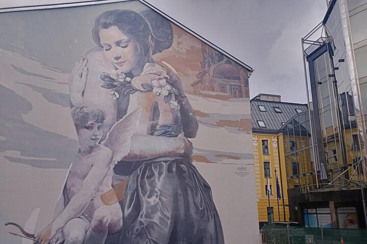 Un mural de una mujer y un niño en el costado de un edificio.