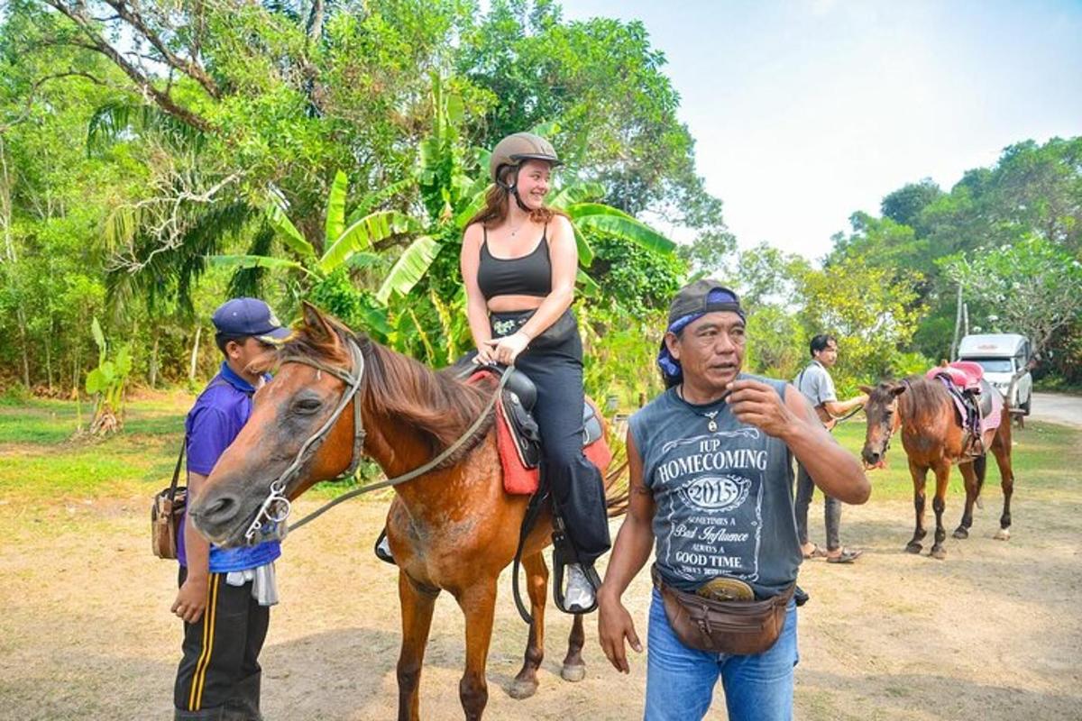 Una mujer a caballo con un hombre y otras personas