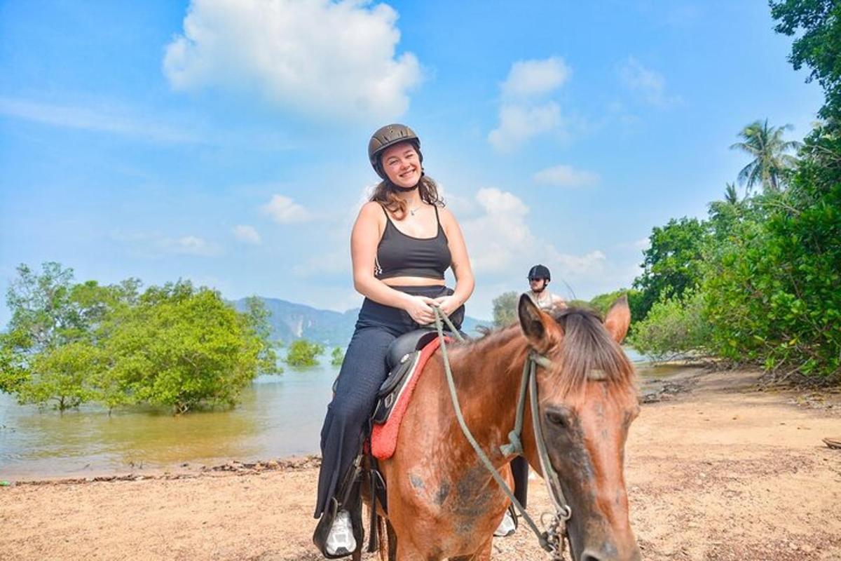 sahilde ata binen genç bir kadın