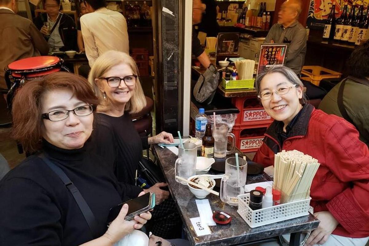 un grup de trei femei așezate la o masă într-un restaurant