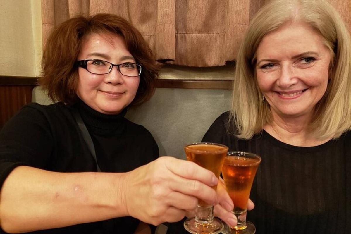 Dos mujeres sostienen vasos de cerveza