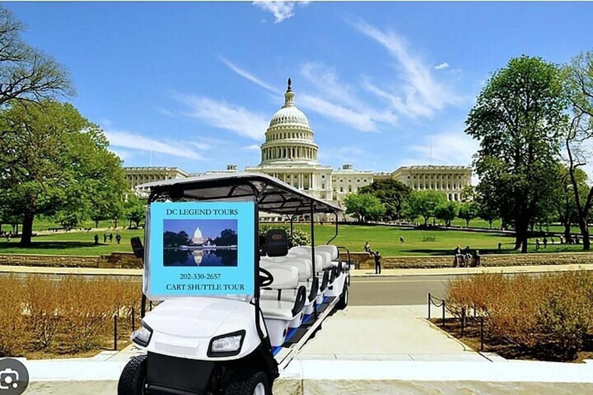 Un carrito de golf estacionado frente al edificio del Capitolio.