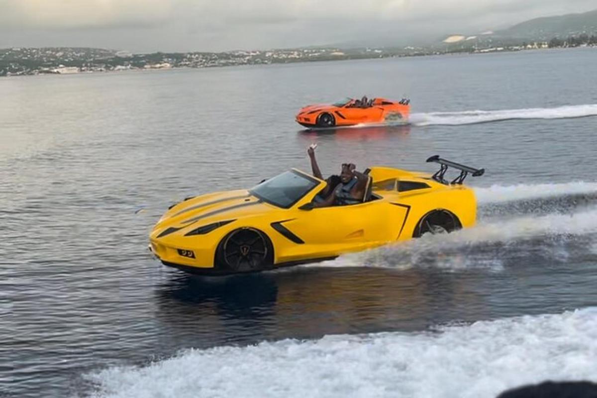 egy sárga autó a vízben egy hajó mellett