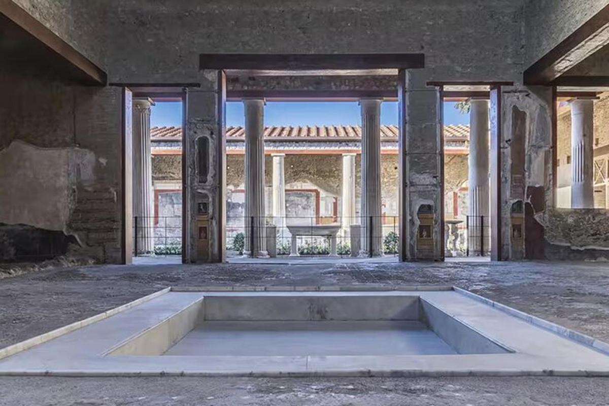 ein leeres Gebäude mit einem großen Pool im Innenhof