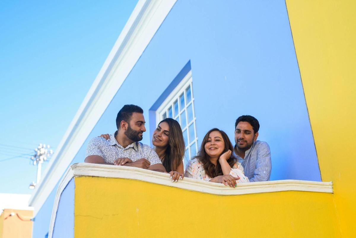 Un grupo de personas de pie en un balcón.