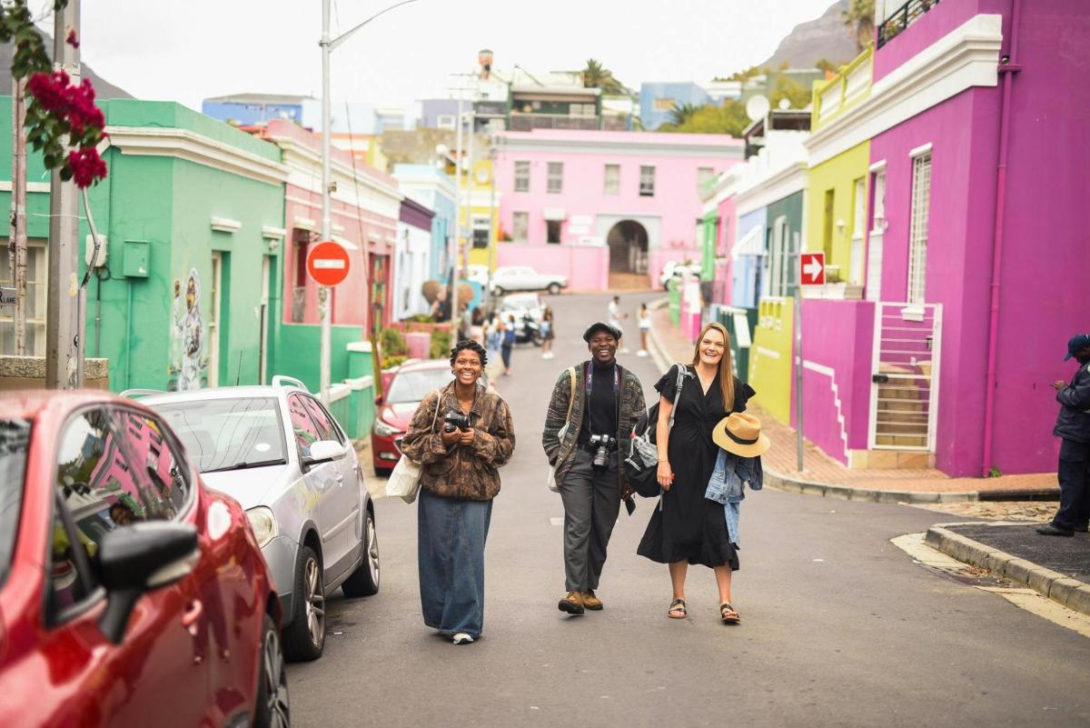 un grupo de personas caminando por una calle