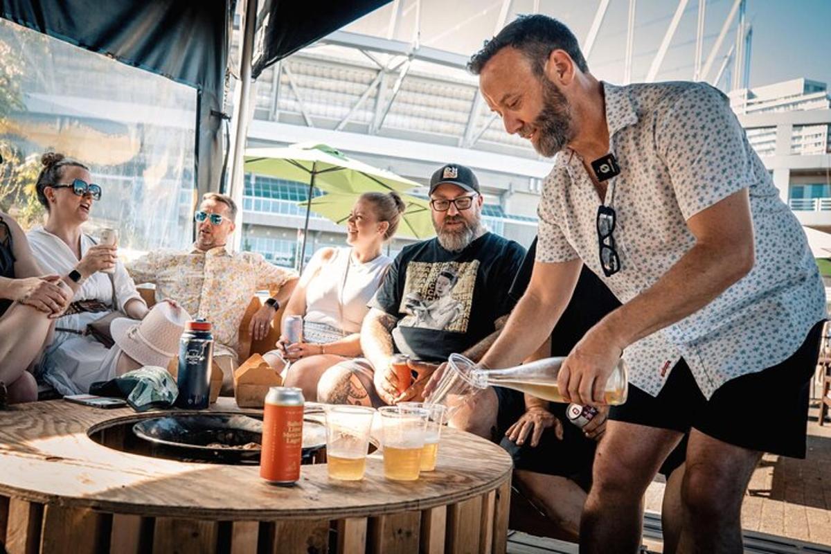 muž připravující nápoj před skupinou lidí