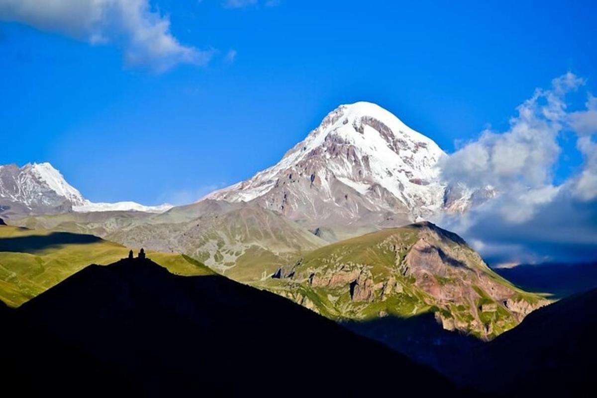 une montagne enneigée au sommet d'une colline