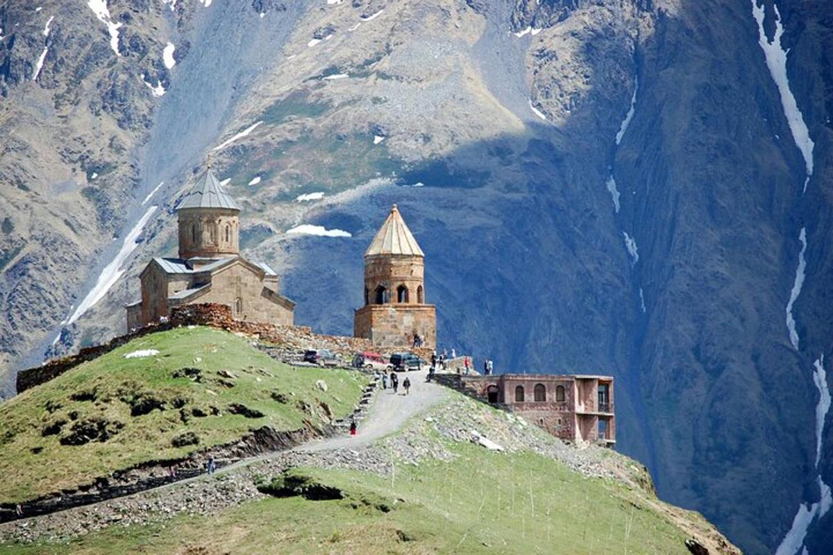 un château au sommet d'une colline avec une montagne