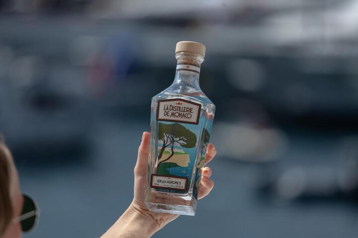 una persona che tiene in mano una bottiglia di alcol