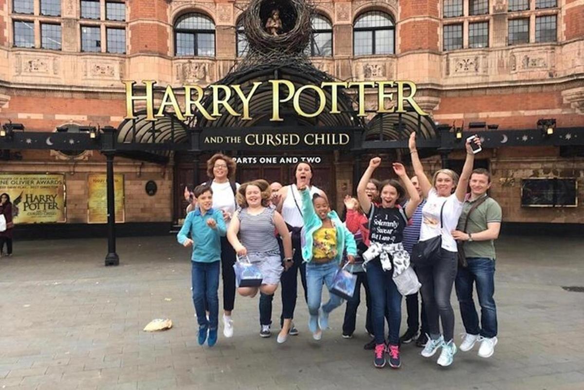 un gruppo di persone in piedi davanti a Harry Potter e il Confuso