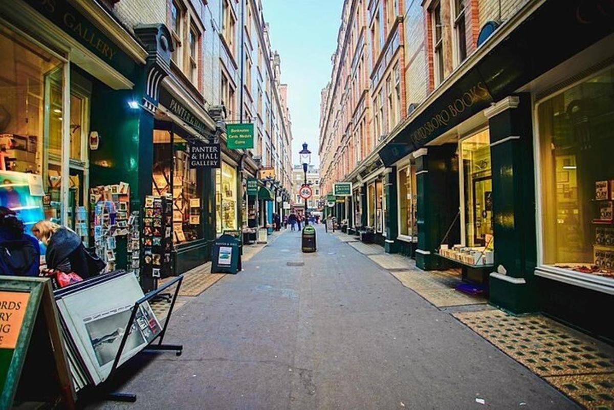 una strada cittadina vuota con negozi ed edifici
