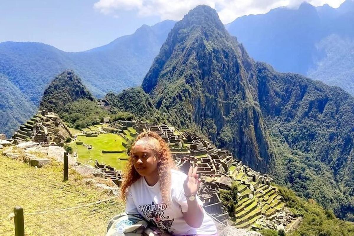 seorang wanita duduk di atas gunung