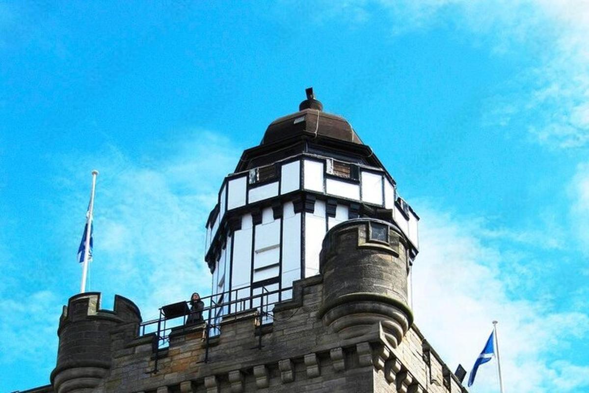 una torre de reloj en la parte superior de un edificio