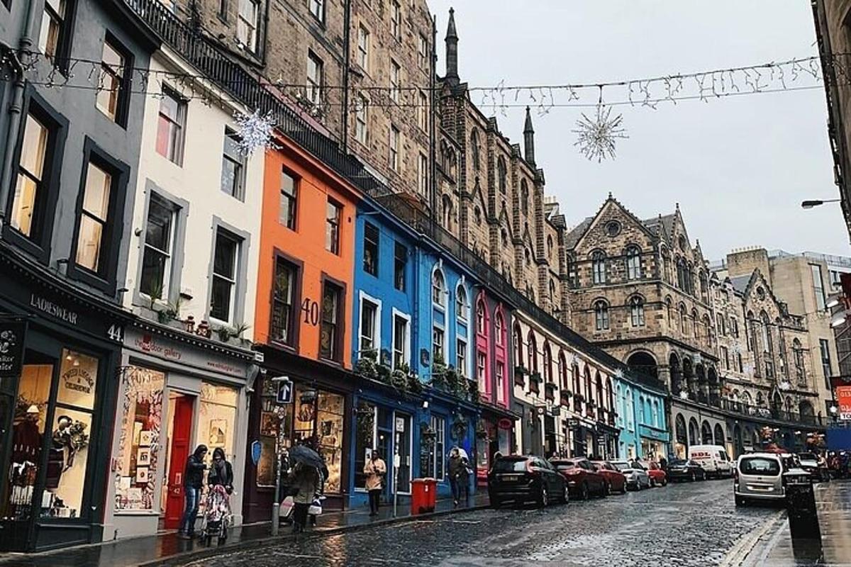 Una calle de la ciudad con edificios coloridos en un día lluvioso.