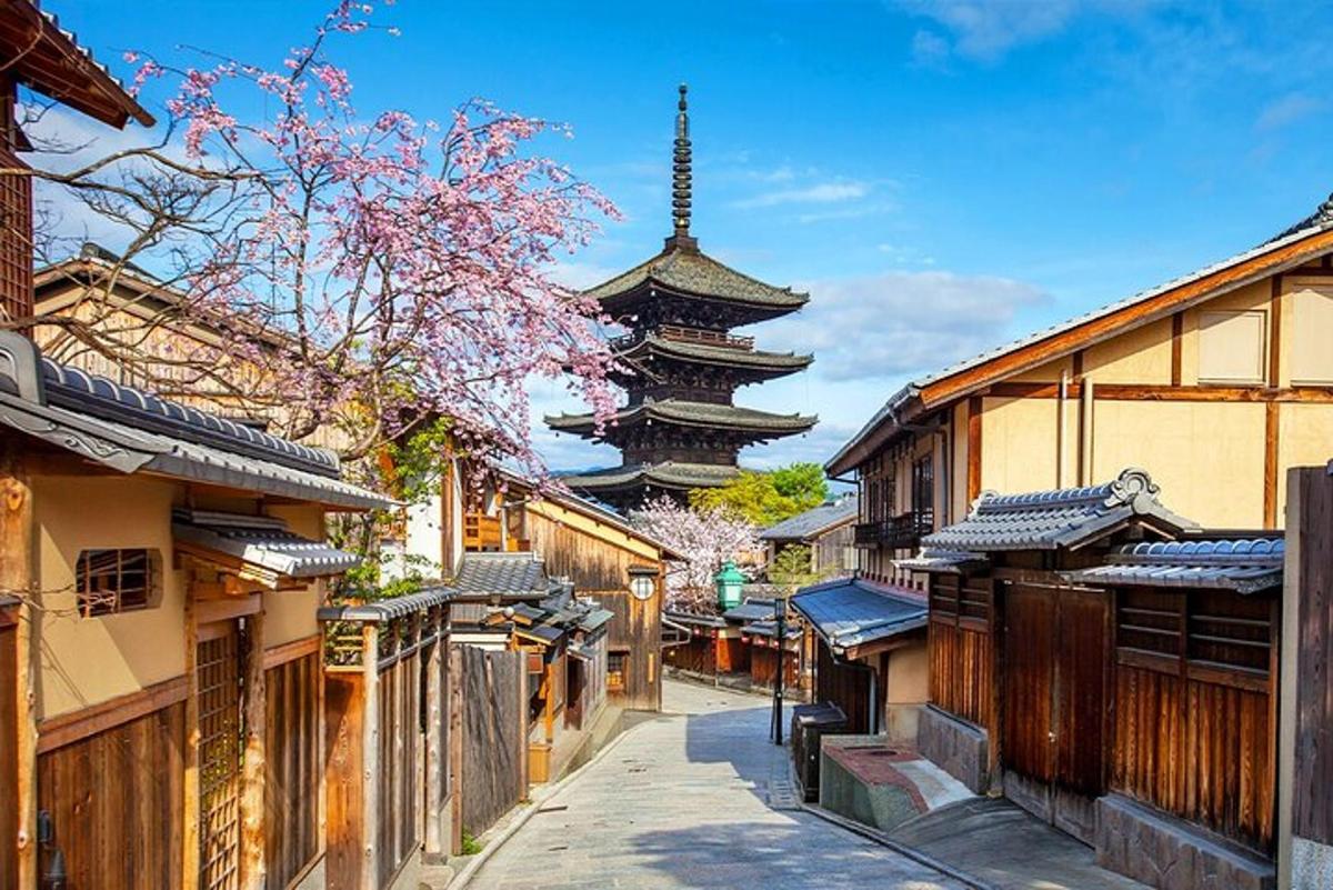 una strada asiatica con una pagoda sullo sfondo
