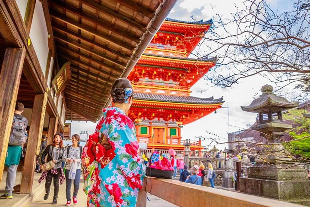 una donna in kimono in piedi davanti a un edificio