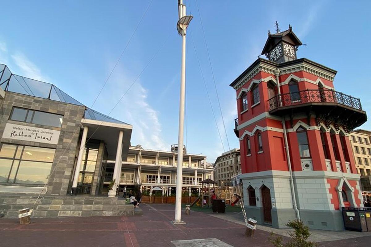 rauð bygging með klukkuturni fyrir framan byggingu