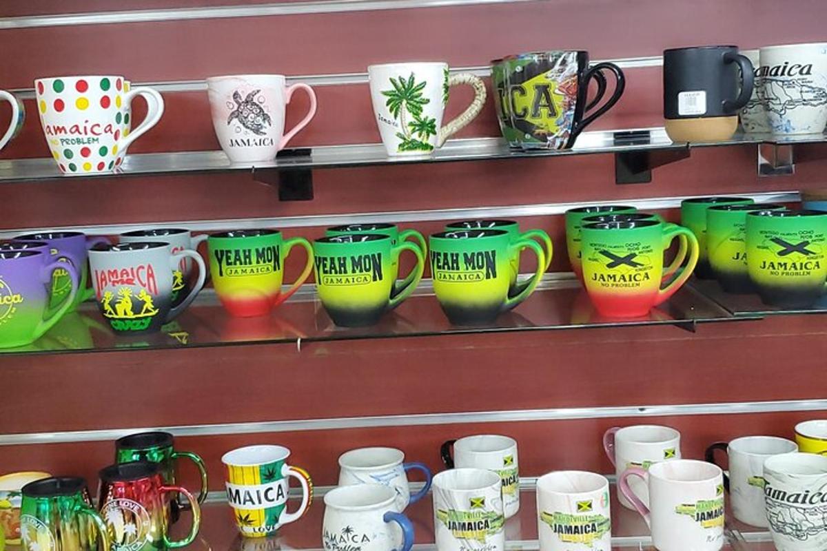 un mucchio di tazze da caffè appoggiate sugli scaffali
