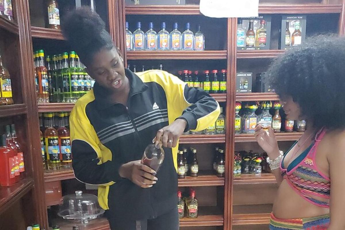una donna in piedi in un bar con un barista