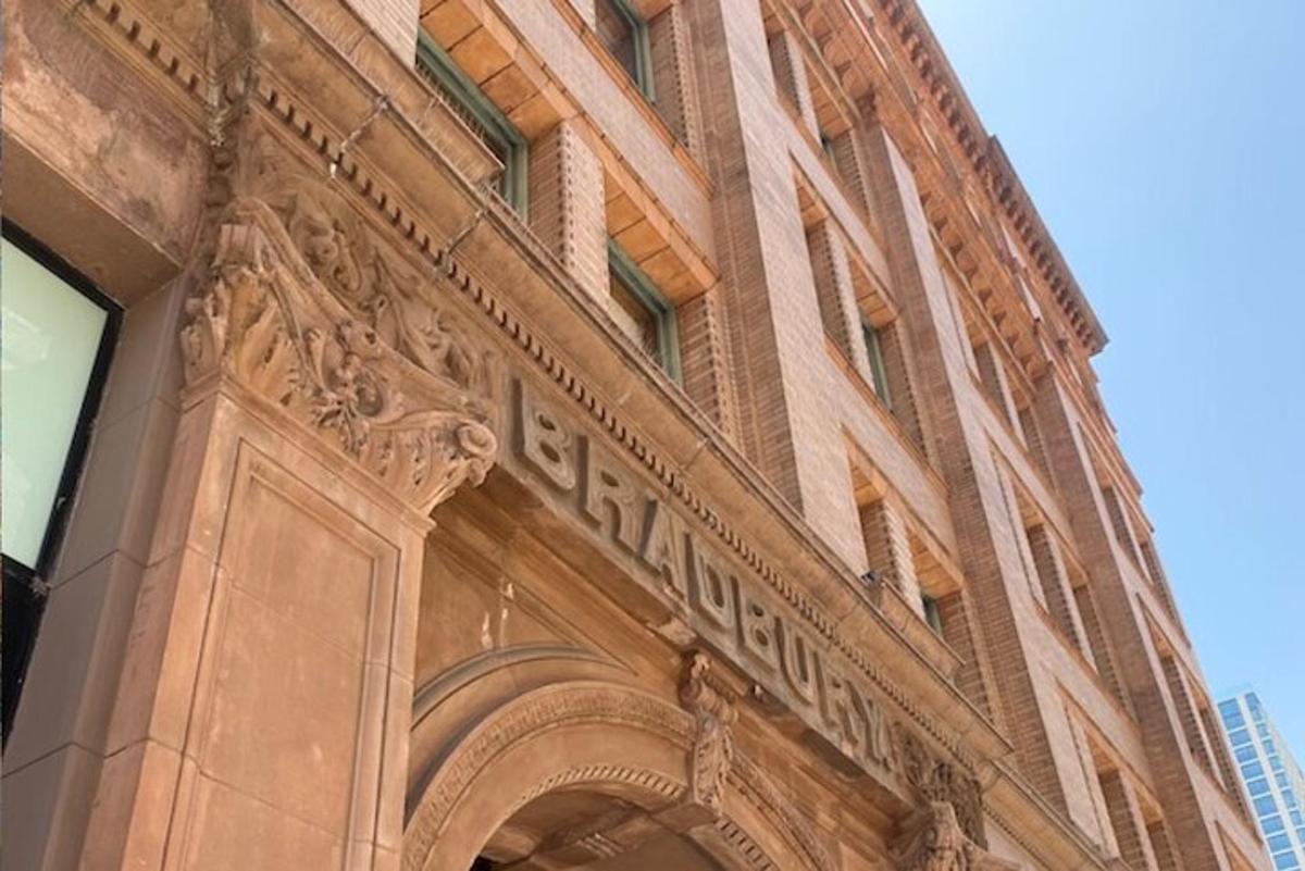 ένα κτίριο με μια πινακίδα στο πλάι του