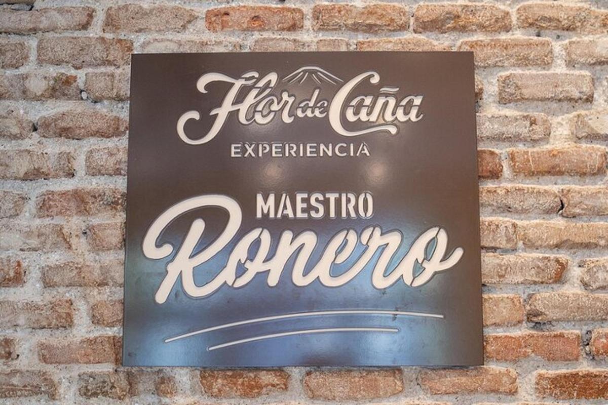 cedule restaurace na cihlové zdi
