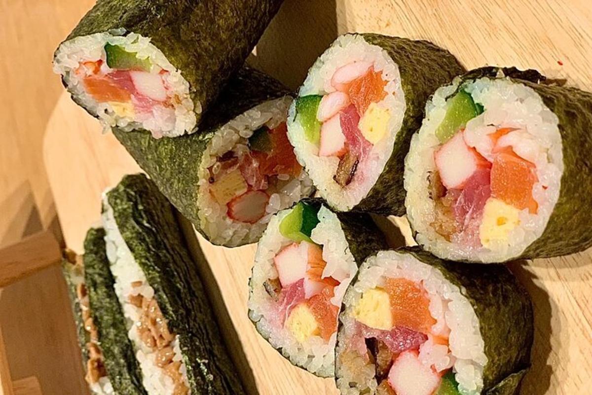 egy csoport sushi tekercs egy fából készült asztalon