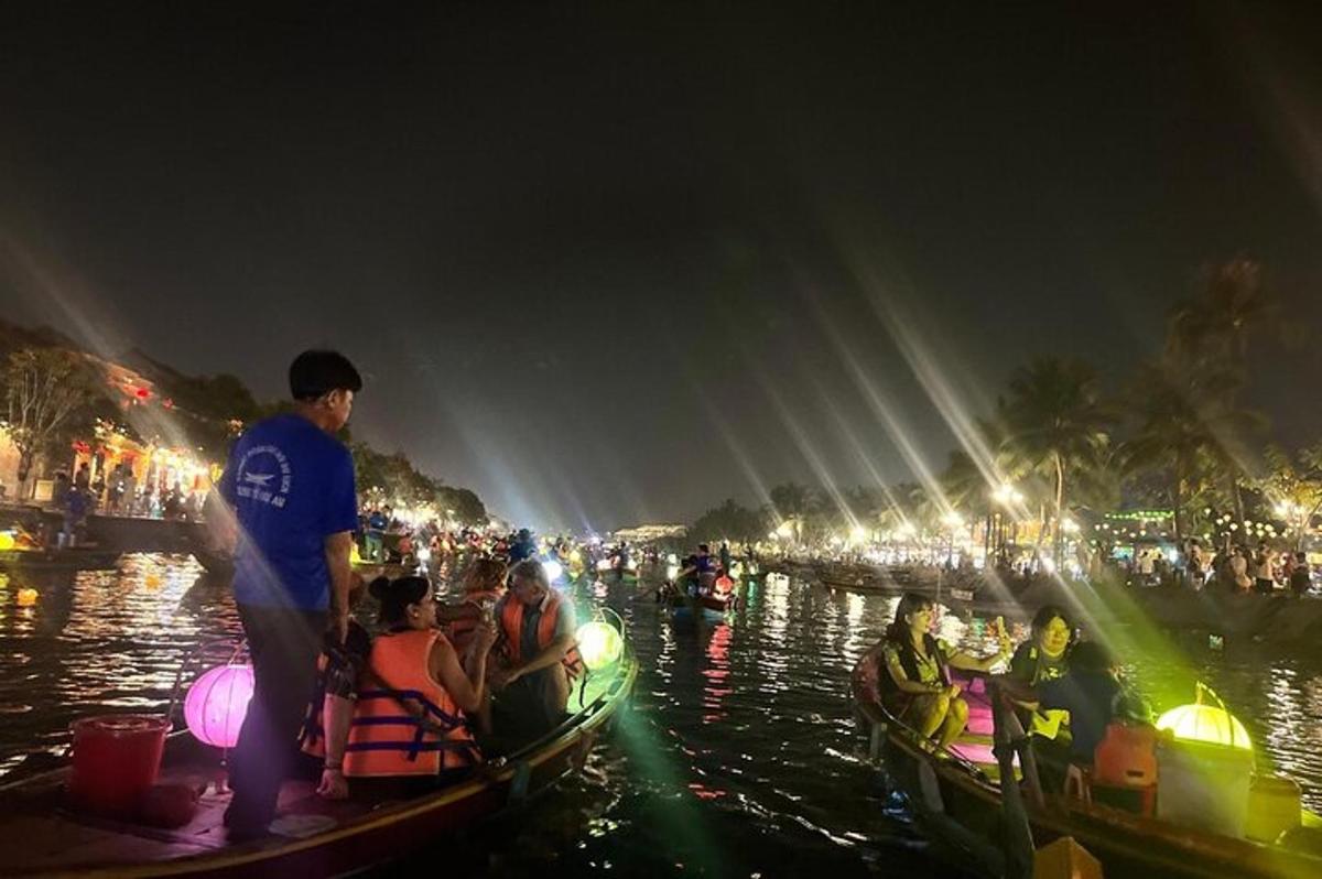un grup de persones en barques en un riu a la nit