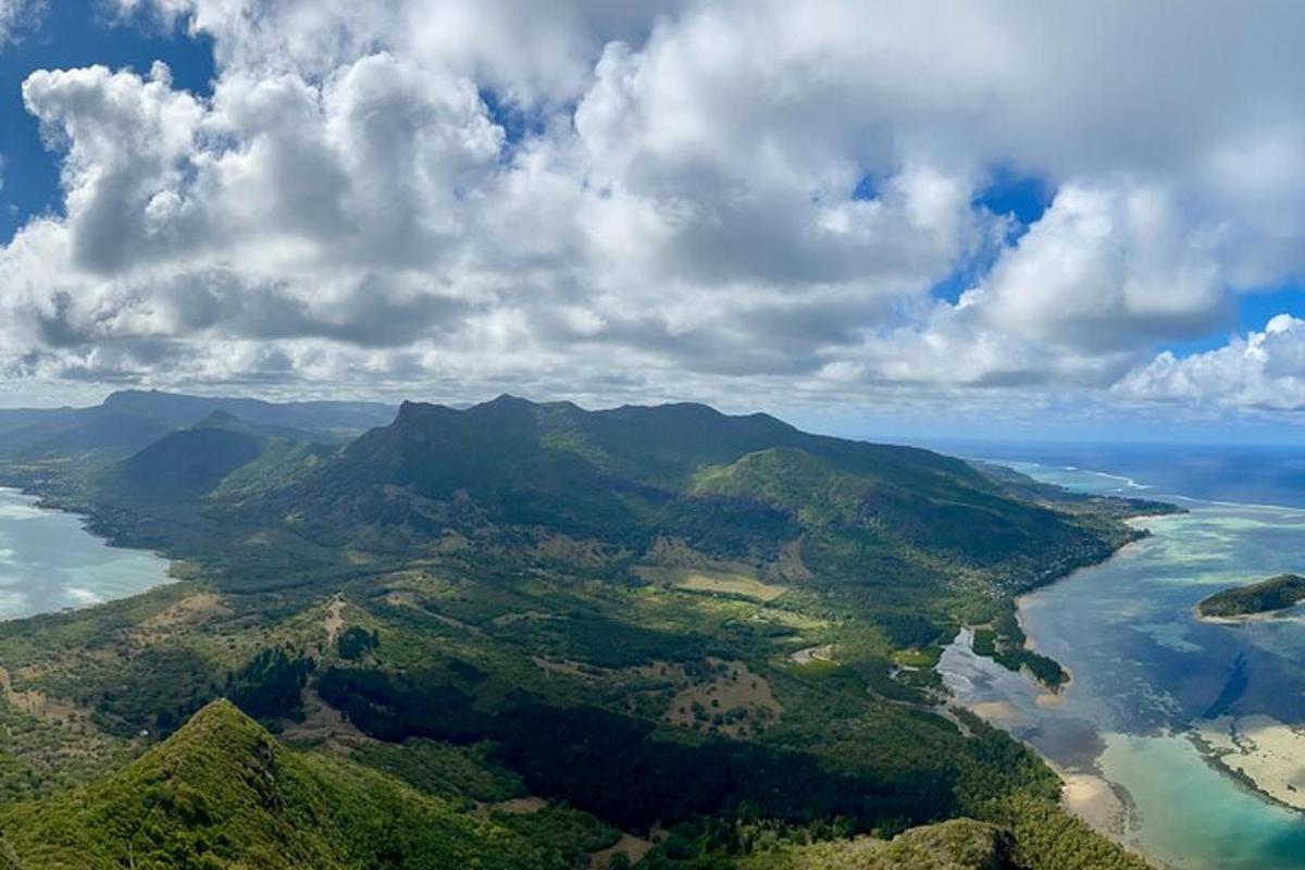 vista aèria d'una muntanya amb aigua i núvols
